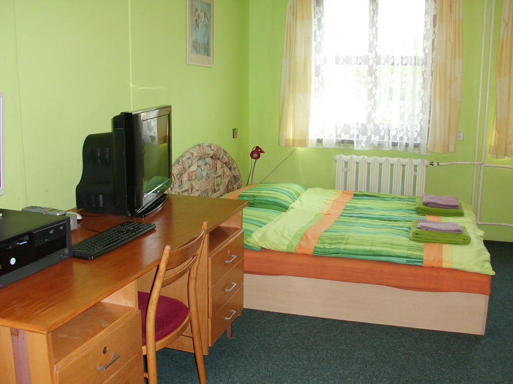 博士膳食公寓酒店 Dvůr Králové nad Labem 客房 照片